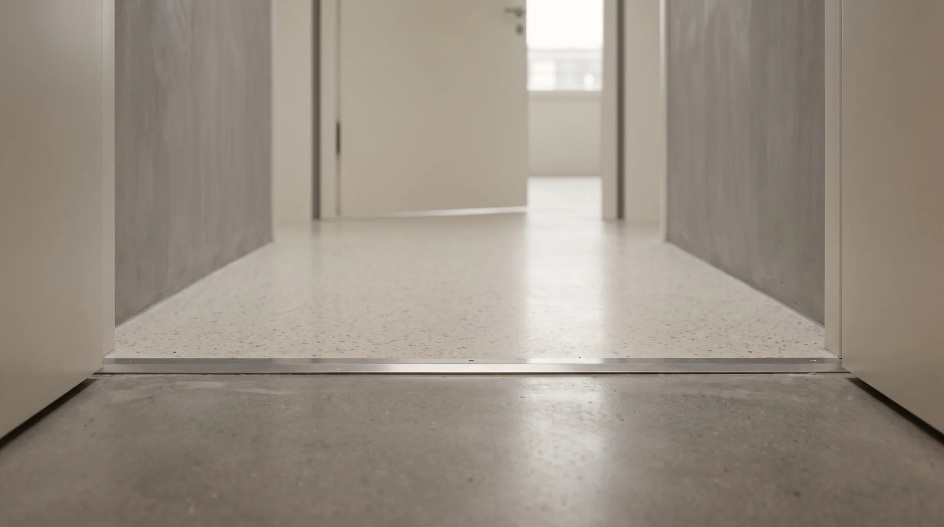 El umbral donde el pasillo común de un edificio se encuentra con el piso de una unidad privada.